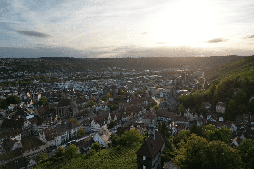Landschaftsbild der DJI Mini 3 Pro bei Sonnenuntergang und wenig Licht mit erhöhten ISO-Wert.